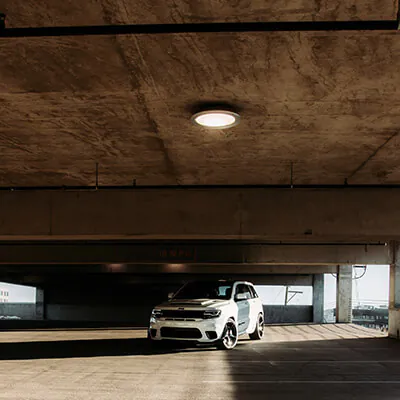 Auto in einem Parkhaus